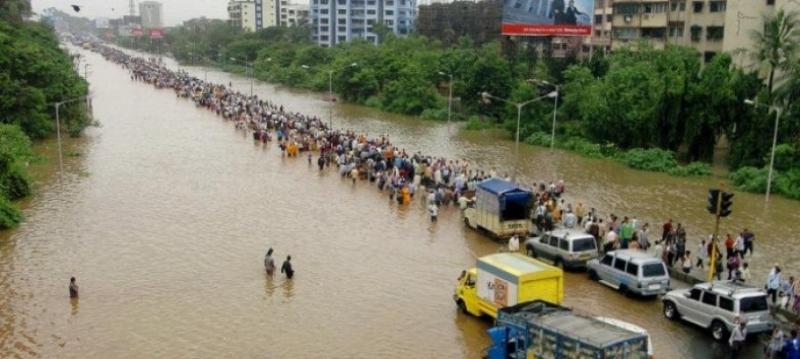 Sute de persoane blocate în Mumbai, după ce inundațiile au deviat circulația trenurilor