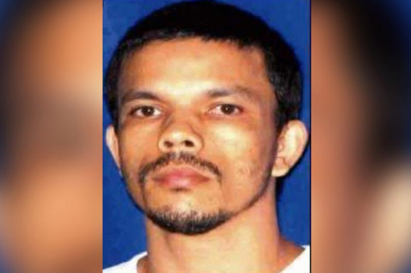 Un sutien negru și o mască din silicon! S-a deghizat în fiica lui, ca să evadeze din închisoare! Voia să iasă pe ușa din față! A fost filmat dezbrăcându-se! Video