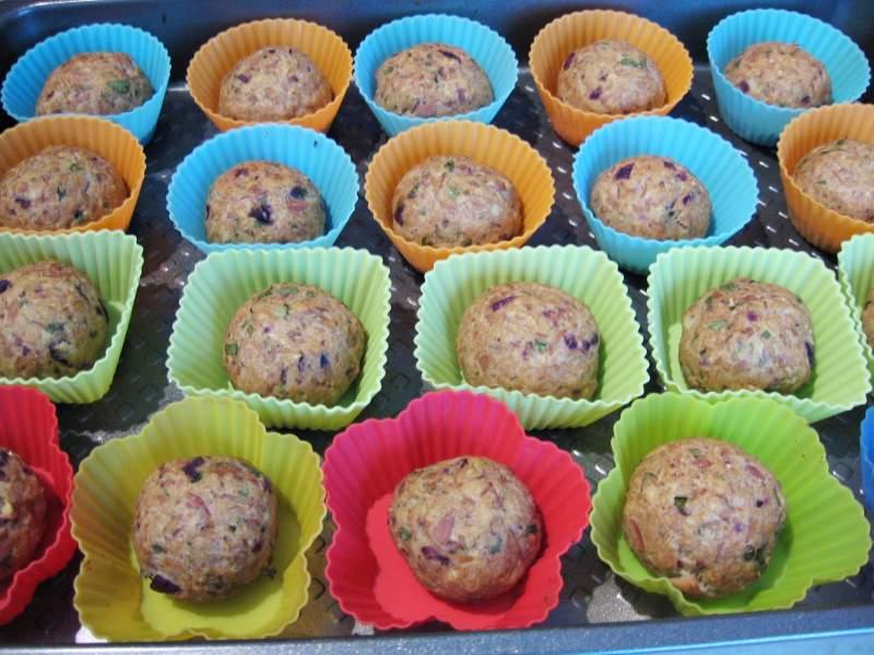 Ce mai putem prepara într-o zi de post cu dezlegare la pește? Chiftele de ton cu ciuperci în sos de roșii cu ardei copți și usturoi