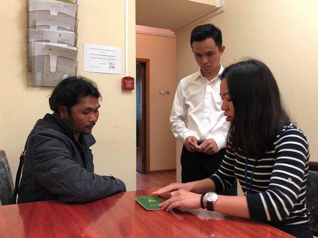 I-a fost anulat zborul, așa că a mers să bea. După două săptămâni și-a pierdut pașaportul și bunurile. „Am fost atât de supărat, am decis să beau”