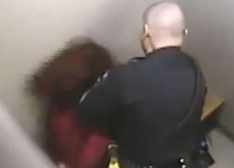 VIDEO | Un polițist a fost concediat după ce a lovit puternic în față o femeie în arest. Uniunea Americană pentru Libertăți Civile a descris incidentul ca fiind un exemplu de „brutalitate a poliției”