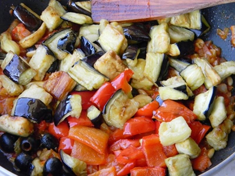 Rețeta Caponata. O mâncare delicioasă de legume, inspirată din bucătăria italiană.