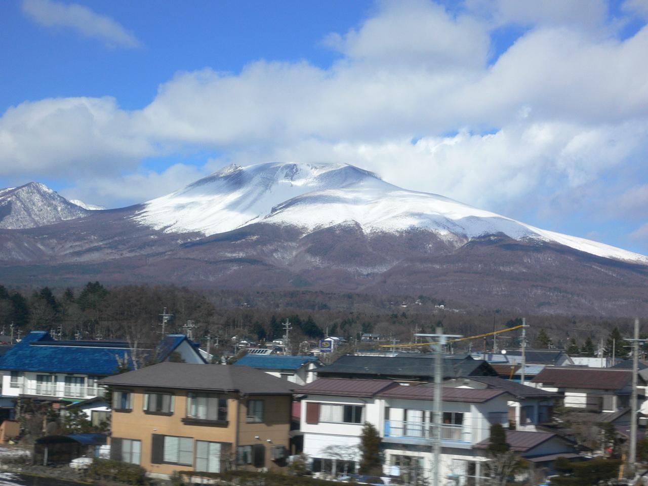 Un vulcan, Muntele Asama, intră în erupţie în Japonia şi ...