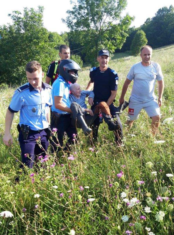 Autoritățile au căutat zeci de minute un bărbat de 86 de ani în iarba de un metru dintr-o pădure. Bărbatul plecase după uscături și nu s-a mai întors