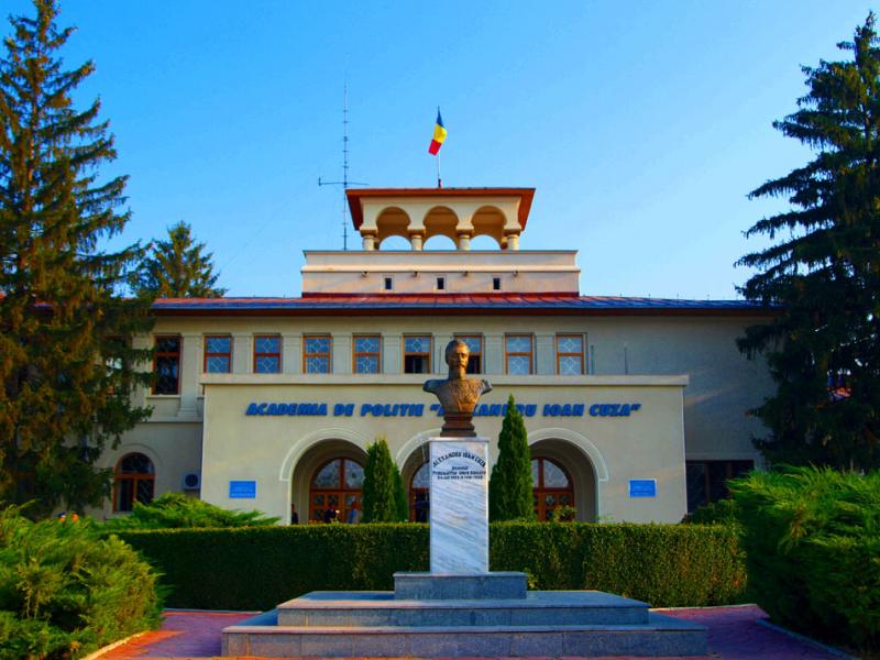 Fost condamnat, liber la înscriere la Academia de Poliţie. Elev cu media la purtare sub nouă, interzis pe viaţă