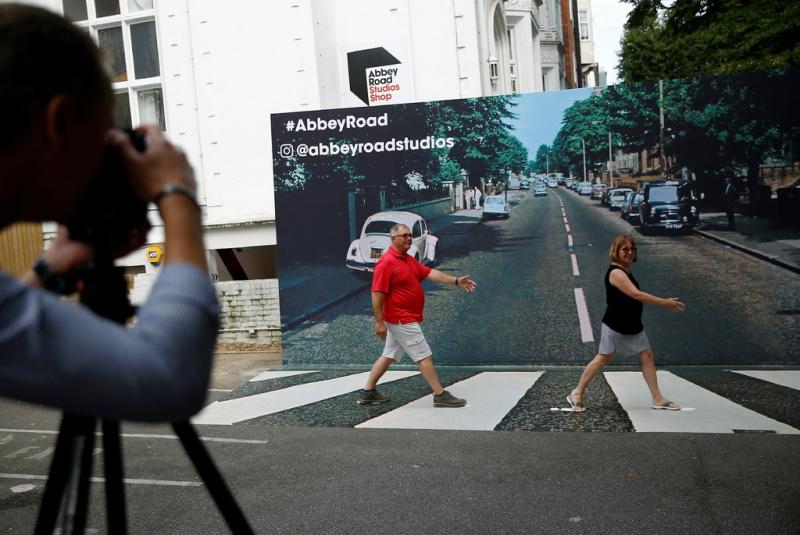 50 de ani. Mii de oameni au călcat pe zebrele Beatles - Abbey Road: "Au traversat o stradă și au făcut-o să pară mișto"