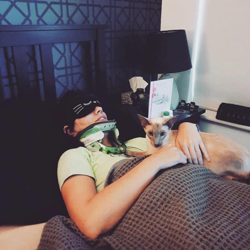 O femeie trăiește în agonie, astfel încât statul în poziție verticală ar putea să o ucidă: „Uneori, ar fi mai uman să mă scoată afară și să mă împuște”