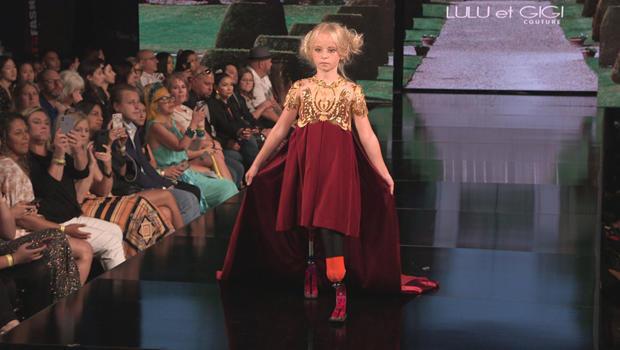 Nimic n-a putut să-i stea în cale! O fetiță de nouă ani, primul model cu ambele picioare amputate! Tatăl fetei, după ce a defilat pe podium: ”Sunt mândru de ea!”