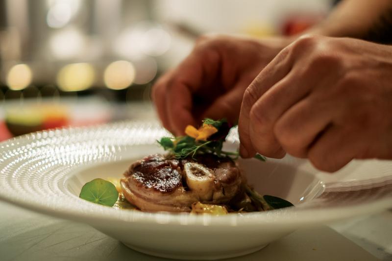 Chef Sorin Bontea lansează „Rețete fără frustrări pentru persoanele cu gută”