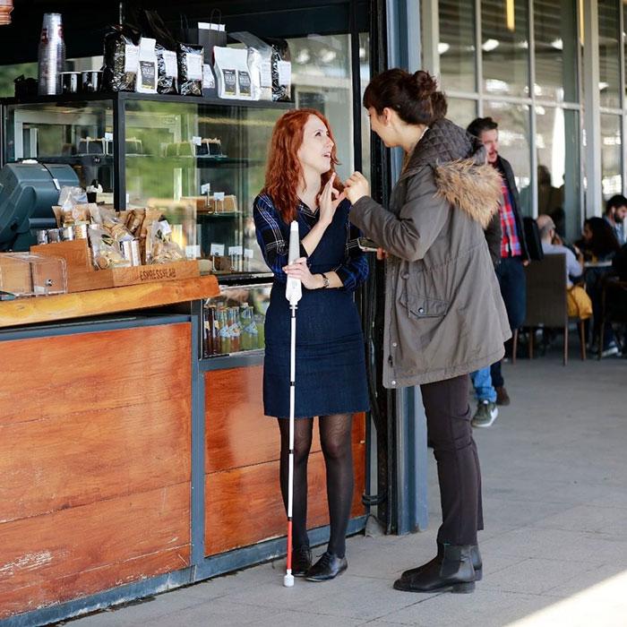 Video - Un inginer orb a inventat un „baston inteligent” care utilizează hărți Google pentru a ajuta persoanele nevăzătoare să navigheze