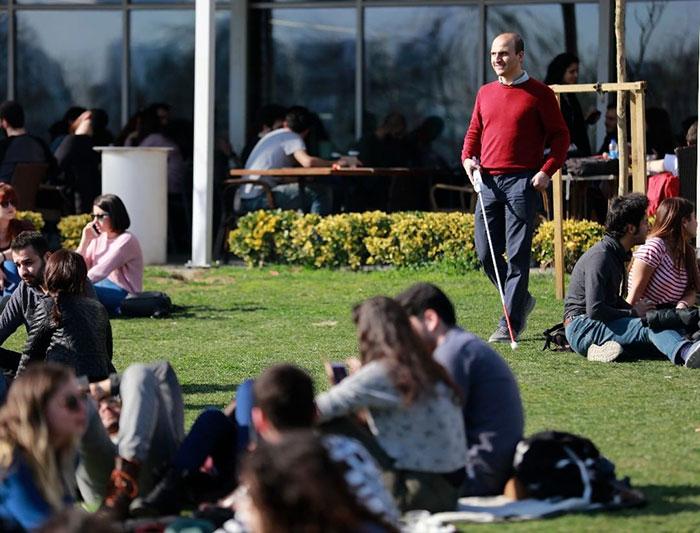 Video - Un inginer orb a inventat un „baston inteligent” care utilizează hărți Google pentru a ajuta persoanele nevăzătoare să navigheze