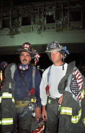 Și-a riscat viața ca să ajute niște străini! Primul medic care a ajutat în timpul atacurilor teroriste din 11 septembrie a făcut publice primele fotografii de la incident | GALERIE FOTO