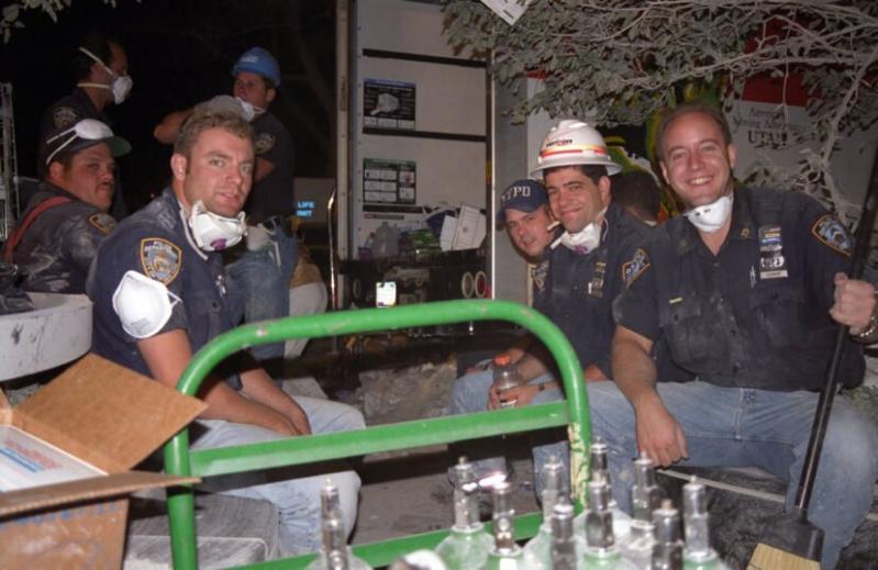 Și-a riscat viața ca să ajute niște străini! Primul medic care a ajutat în timpul atacurilor teroriste din 11 septembrie a făcut publice primele fotografii de la incident | GALERIE FOTO