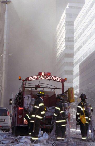 Și-a riscat viața ca să ajute niște străini! Primul medic care a ajutat în timpul atacurilor teroriste din 11 septembrie a făcut publice primele fotografii de la incident | GALERIE FOTO