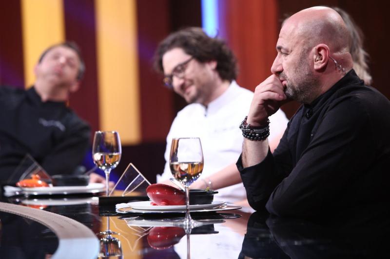 În ediția 2 a sezonului 7, chefii Bontea, Dumitrescu și Scărlătescu au degustat supă filipineză de intestine