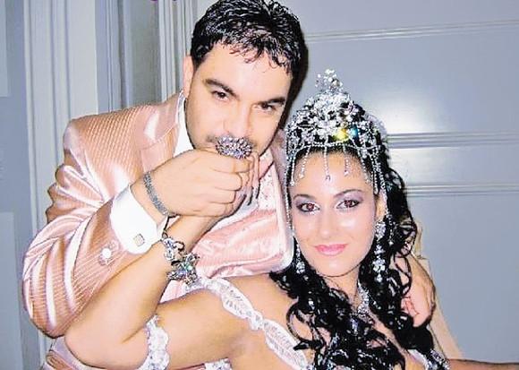 Florin Salam își plânge soția decedată! Mormântul Fănicăi Salam este vizitat mereu de fata ei, Betty, care îi aduce lumânări și flori