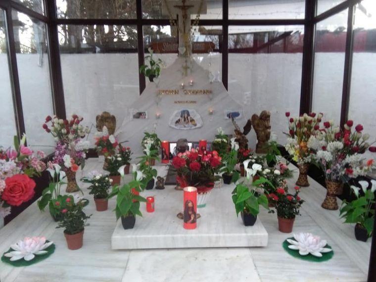 Florin Salam își plânge soția decedată! Mormântul Fănicăi Salam este vizitat mereu de fata ei, Betty, care îi aduce lumânări și flori