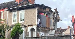 FOTO | Casă prăbușită în miezul nopții! Familia e devastată: „Jumătate din casă e jos. Se poate vedea mobilierul și tot ce este în dormitorul lor"