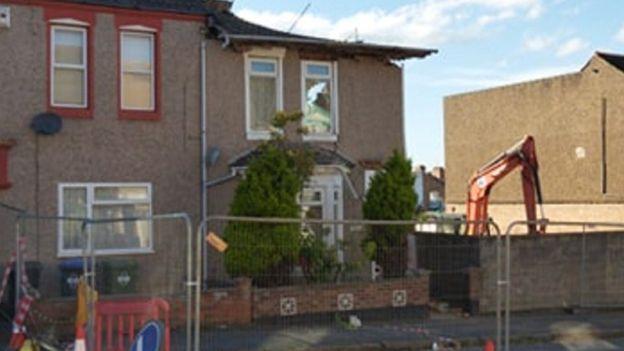 FOTO | Casă prăbușită în miezul nopții! Familia e devastată: „Jumătate din casă e jos. Se poate vedea mobilierul și tot ce este în dormitorul lor"