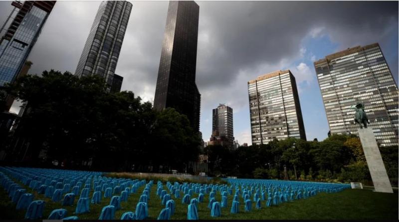 Proiect UNICEF! Aproximativ 4.000 de ghiozdane așezate sub forma unor pietre funerare ca omagiu adus copiilor uciși în conflictele din lume!