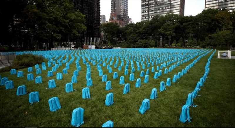 Proiect UNICEF! Aproximativ 4.000 de ghiozdane așezate sub forma unor pietre funerare ca omagiu adus copiilor uciși în conflictele din lume!