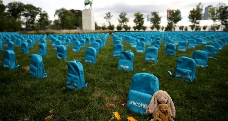 Proiect UNICEF! Aproximativ 4.000 de ghiozdane așezate sub forma unor pietre funerare ca omagiu adus copiilor uciși în conflictele din lume!