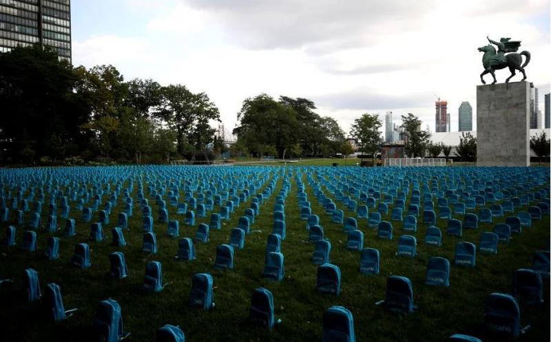 Proiect UNICEF! Aproximativ 4.000 de ghiozdane așezate sub forma unor pietre funerare ca omagiu adus copiilor uciși în conflictele din lume!