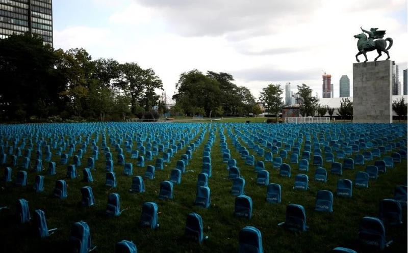 Proiect UNICEF! Aproximativ 4.000 de ghiozdane așezate sub forma unor pietre funerare ca omagiu adus copiilor uciși în conflictele din lume!