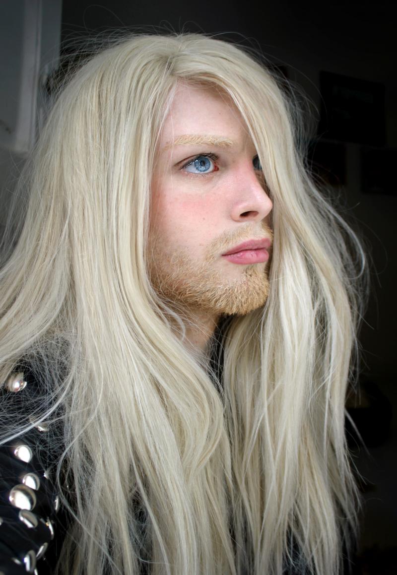 Batjocorit de colegi când era copil, a ajuns să plătească 4.000 de euro, lunar, pentru a se transforma într-o creatură mitologică