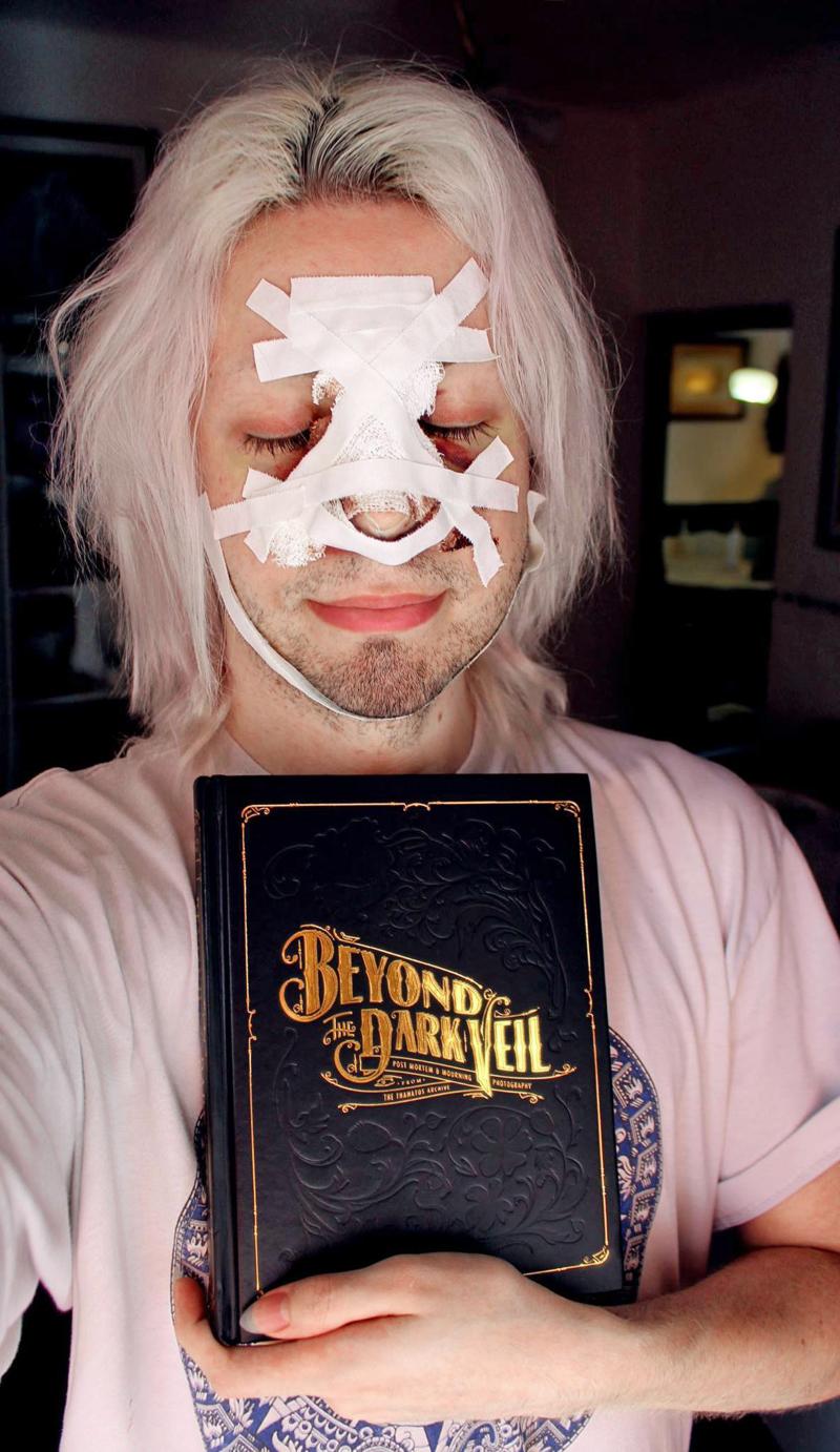 Batjocorit de colegi când era copil, a ajuns să plătească 4.000 de euro, lunar, pentru a se transforma într-o creatură mitologică