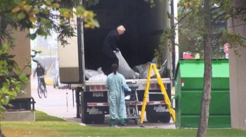 Un medic legist este cercetat de poliție pentru că își ținea cadavrele într-un camion frigorific pentru examinare și le lua în afara biroulu