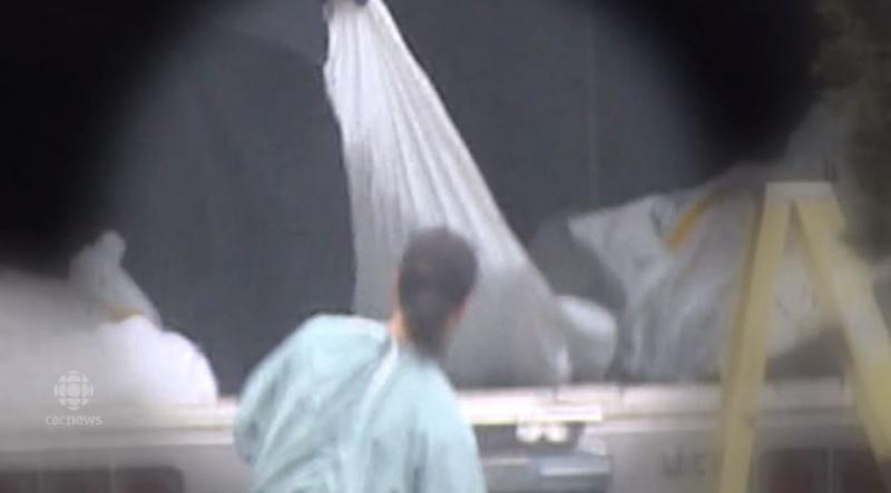 Un medic legist este cercetat de poliție pentru că își ținea cadavrele într-un camion frigorific pentru examinare și le lua în afara biroulu