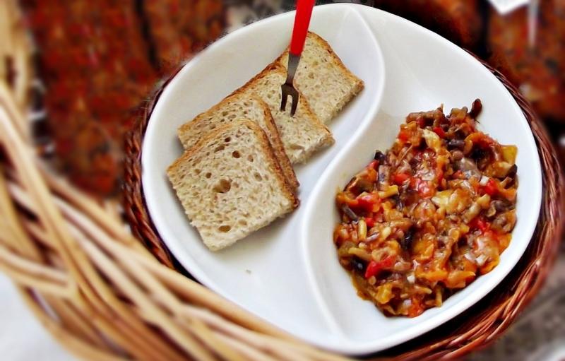 Cele mai bune trei rețete de zacuscă pe care n-ar trebui să le ratăm!