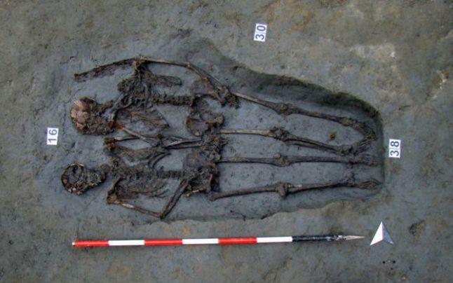 „Îndrăgostiţii din Modena” s-au iubit și după moarte. Cele două schelete aparțin unor bărbați