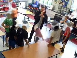 Au stat și au privit fără milă când o fetiță de cinci ani era victima bullying-ului! Doi educatori au fost arestați pentru indiferența lor