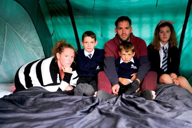 Au lucrat pentru cele mai mari staruri, dar au fost aruncați în stradă! Părinții își cresc cei șase copii într-un cort: „Mami, putem să ne întoarcem la casa cu pereți?”