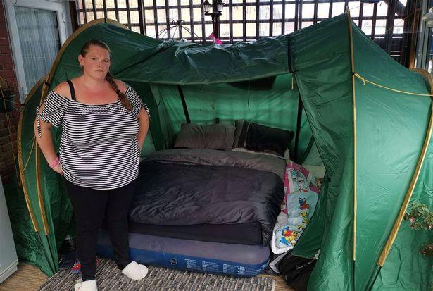 Au lucrat pentru cele mai mari staruri, dar au fost aruncați în stradă! Părinții își cresc cei șase copii într-un cort: „Mami, putem să ne întoarcem la casa cu pereți?”