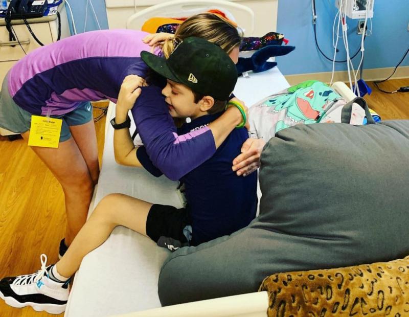 Copil de opt ani, salvat de asistenta care-l îngrijea, care i-a donat o parte din ficat: ”Nu puteam să rămân indiferentă!”