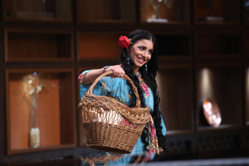 O concurentă vrea să ”îi dezlege cununiile” lui chef Scărlătescu: "Pot spune trecutul, prezentul și viitorul cu ajutorul cărților”