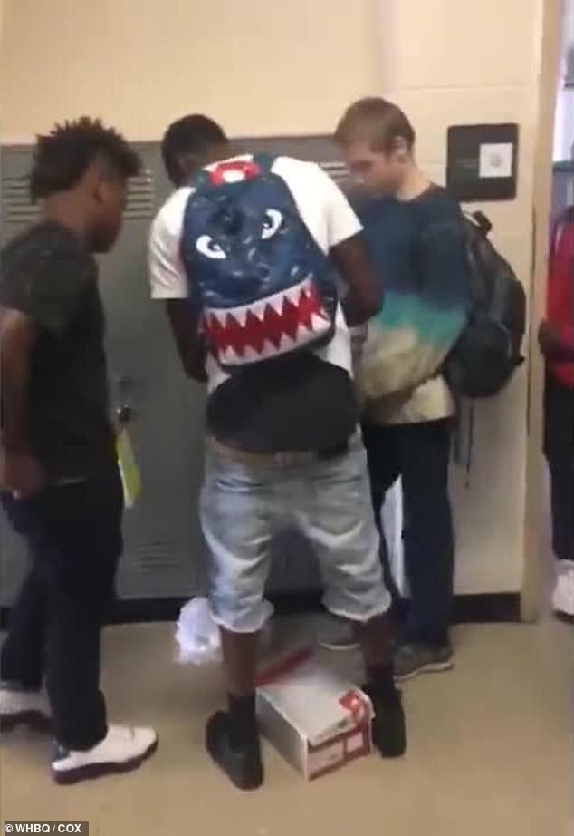 Doi elevi i-au donat un sac cu haine colegului lor. Băiatul, dintr-o familie nevoiașă, era umilit pentru că venea la școală îmbrăcat la fel: „Sunteți cei mai tari!”