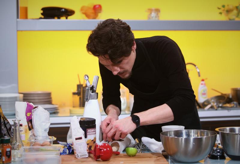 Aseară, pe Antena 1, Chefi la cuțite, lider de piață la orașe. Chef Sorin Bontea și-a ales ”cuțitul de aur” din sezonul 7