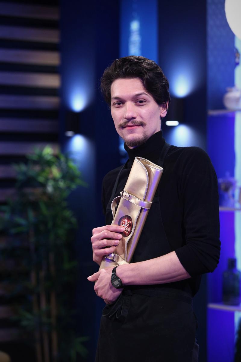 Aseară, pe Antena 1, Chefi la cuțite, lider de piață la orașe. Chef Sorin Bontea și-a ales ”cuțitul de aur” din sezonul 7