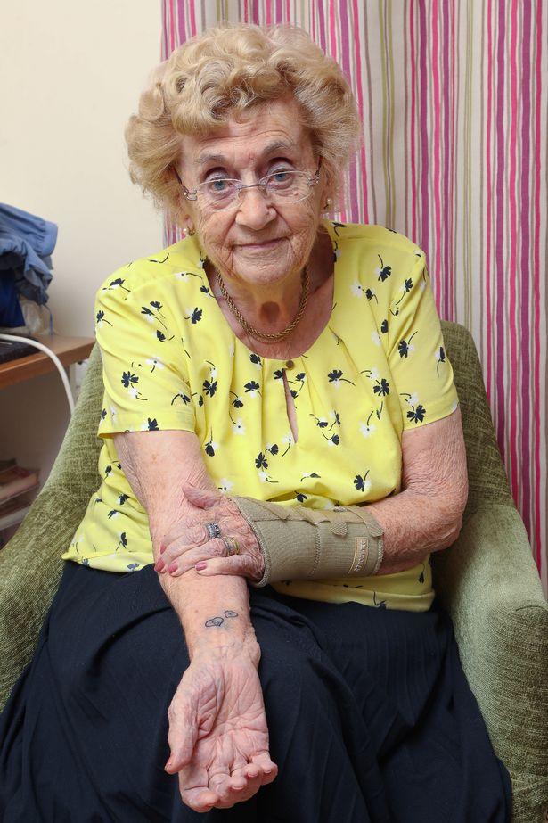 O străbunică de 94 de ani s-a tatuat pentru prima dată în viața ei! Mesajul pe care l-a ales este sfâșietor! „A suportat durerea mai bine decât un culturist”. Foto