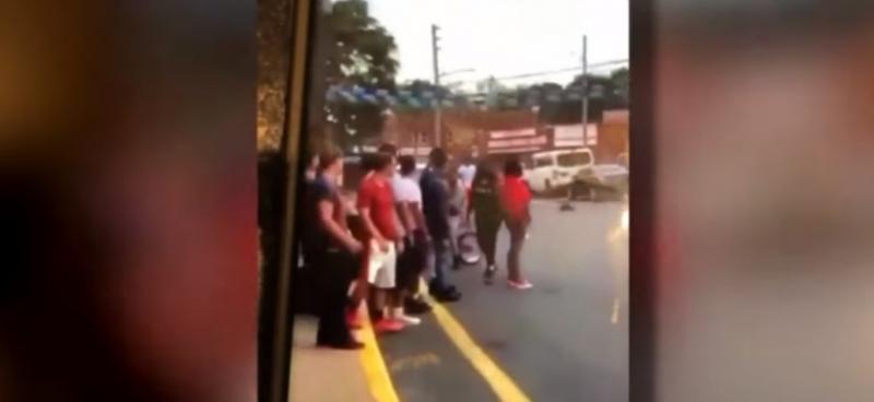 A zăcut înjunghiat în stradă, până a murit, în timp ce 50 de oameni îl filmau!