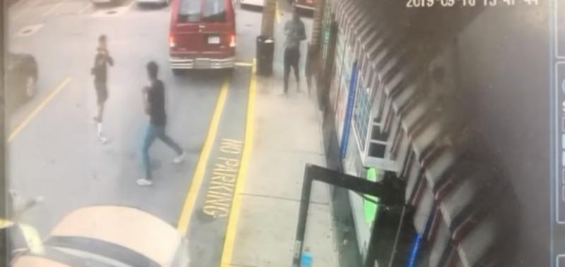 A zăcut înjunghiat în stradă, până a murit, în timp ce 50 de oameni îl filmau!