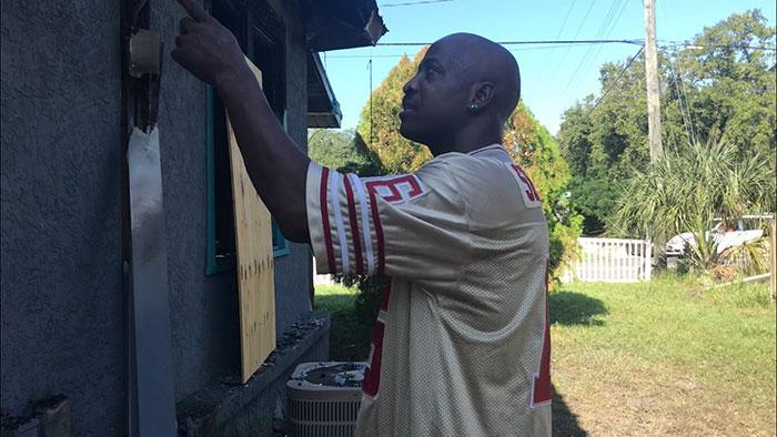 Imagini emoționante! Ai curaj să nu plângi? Un cățel s-a sacrificat pentru a-și salva familia de la moarte