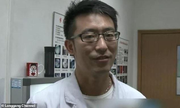 Așa arată un erou! A făcut ȘAPTE operații, fără pauză, după care a adormit pe podea! Imaginea ce face înconjurul internetului! „Nu am făcut nimic deosebit!” - Foto