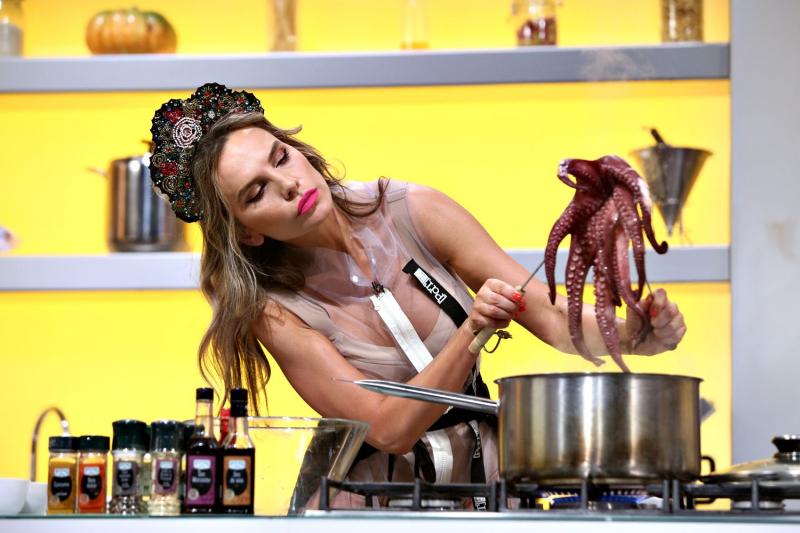 Cheloo, Irinel Columbeanu, Anna Lesko și Carmen Brumă, față în față cu jurații „Chefi la cuțite”