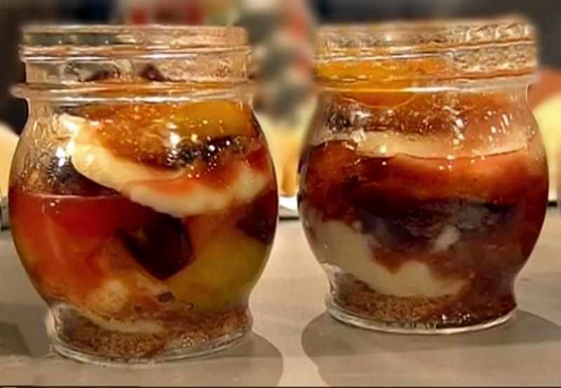 Rețetă de desert rapid cu prune în sos caramel și cremă de vanilie. Desert la cupă sau borcan, bun de luat și la pachet!