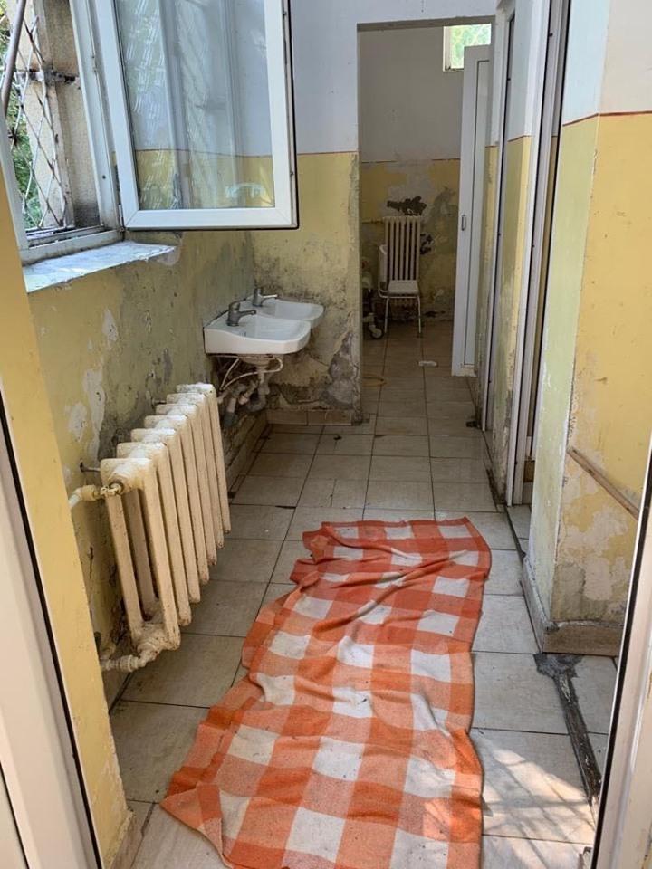 Toalete insalubre și tavane din care picură apă, la Spitalul Județean din Constanța! Imaginile sunt revoltătoare